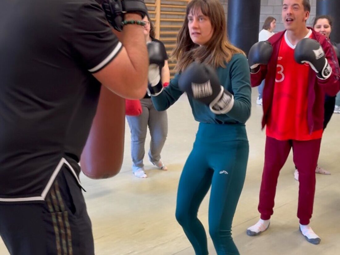 Travail de boxe au sac, encadré par Jérémy Clemens
